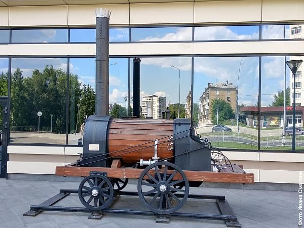Макет первого паровоза Черепановых возле гостиницы «Demidov Plaza», изготовлен в НПК «Уралвагонзавод» в 2015 году
