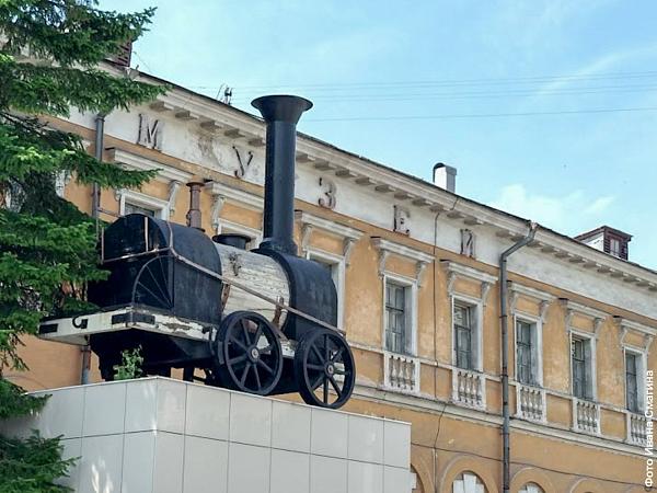 Памятник паровозу Черепановых у здания Историко-краеведческого музея